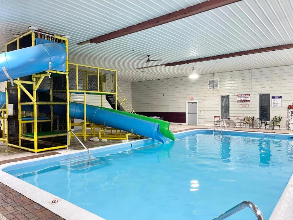 Camp Inn Lodge Au Sable Экстерьер фото