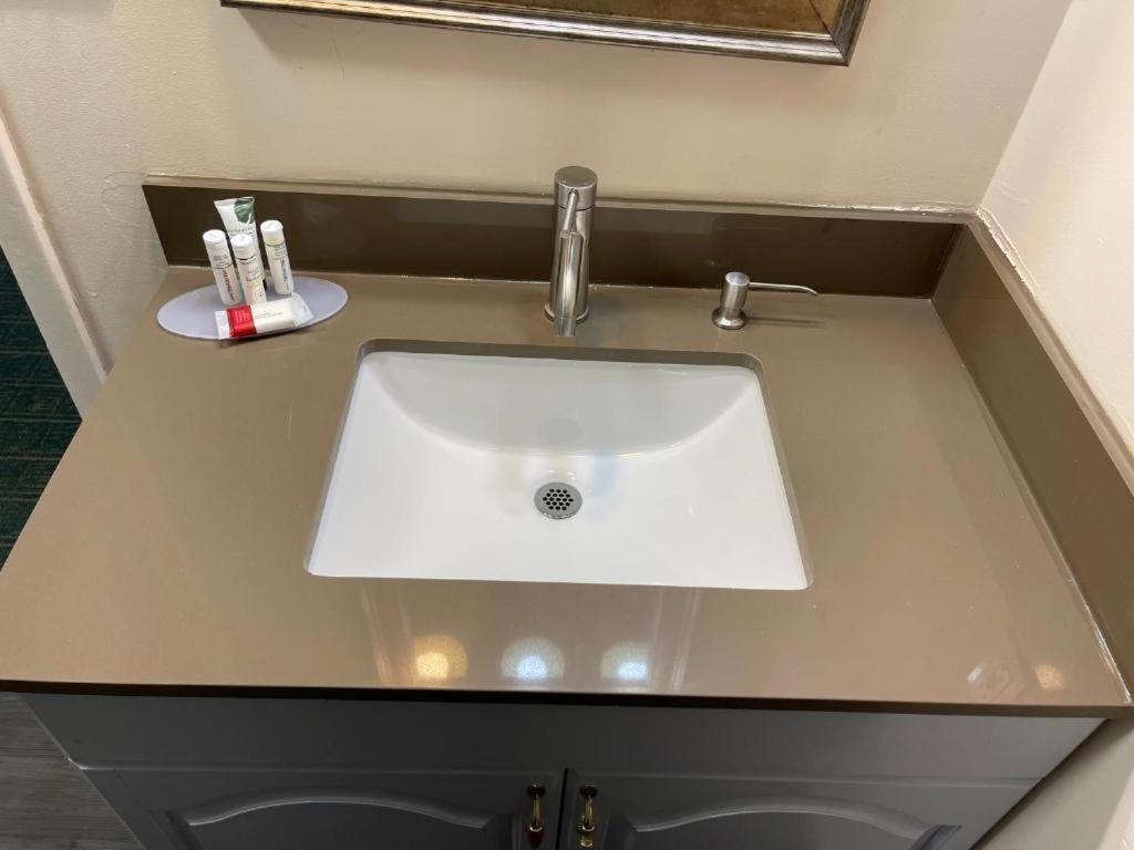Camp Inn Lodge Au Sable Экстерьер фото